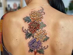 菊花纹身图案：秋霜里盛开的君子之骨